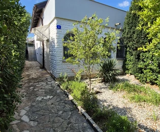 Proprietà familiare con annesso