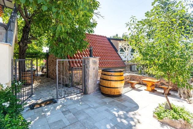 Tenuta in pietra con piscina in vendita a Vrgorac in Croazia