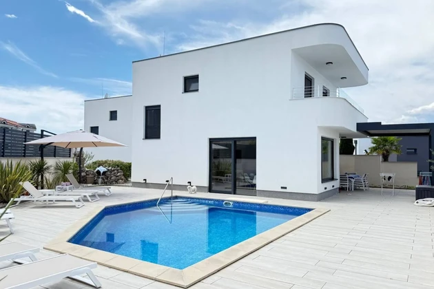 Exclusif ! Malinska - Maison jumelée avec piscine à 150 m de la plage