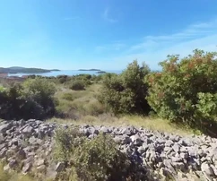 Rogoznica, terrain constructible de 1684 m2 en zone M1, à 300 m de la mer