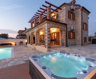 Modernes Steinhaus mit Pool in Svetvinčenat zu verkaufen in Kroatien