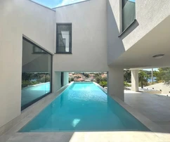 EINZIGARTIGE DESIGNER-VILLA MIT INFINITY-POOL UND MEERBLICK!