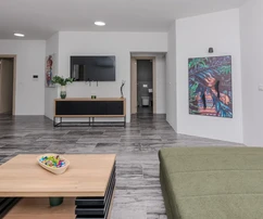 Vir, moderno apartamento de tres habitaciones en planta baja con jardín