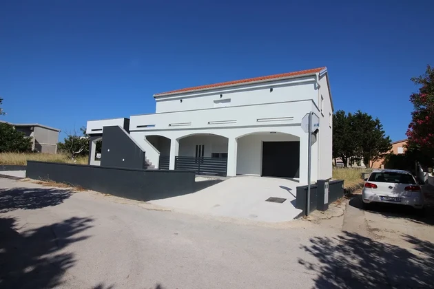 Apartamento de recreo a 80 m de la playa en la isla de Vir - tu pedazo del Adriático