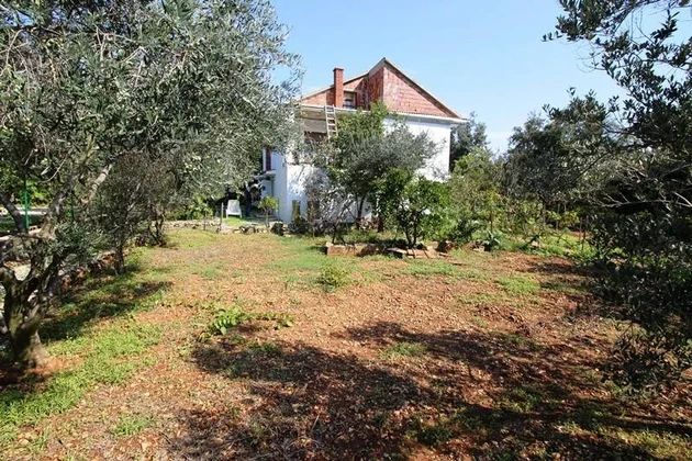 Haus Vir mit großem Grundstück (Südseite)