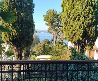 APPARTEMENT DANS UN EMPLACEMENT ATTRACTIF, À 60 M DE LA PLAGE !