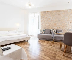 Priestranný byt s terasou na predaj v centre Šibeniku v Chorvátsku