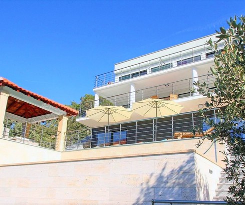 Villa de lujo en Korcula: propiedad frente al mar con piscina