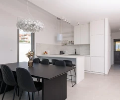 Trogir, Ciovo, luxusní penthouse se střešní terasou a bazénem