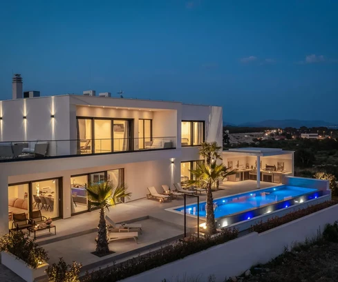 Moderní vila s bazénem na prodej ve Vodicích v Chorvatsku