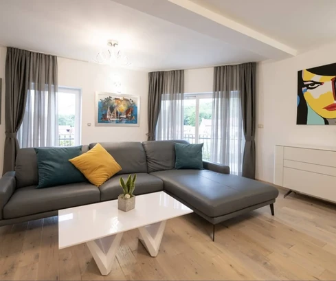 Modern villa eladó Matuljiban medencével Horvátországban