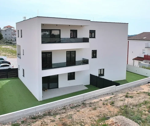 Vodice S1 квартира с садом, 172,73 м² в тихом месте