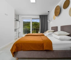 Moderná vila s bazénom na predaj v Omiši v Chorvátsku