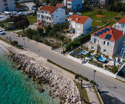 Belle maison en pierre en bord de mer