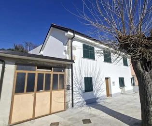 Rijeka, Teljesen felújított tengerparti ház két lakóegységgel, garázzsal és kerttel