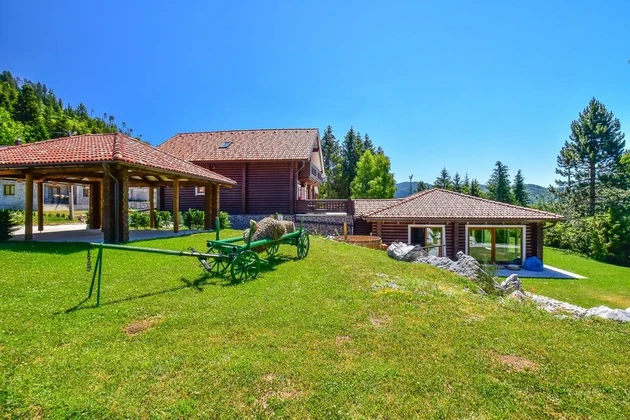 Fužine, Vrata, Luxuriöse Holzm Villa mit überdachtem beheiztem Pool und Wellnessbereich