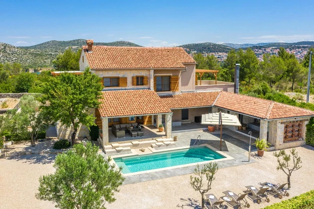 Villa en pierre avec piscine à vendre à Martinska près de Šibenik en Croatie