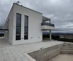 Vodice, S1, luksusowy czteropokojowy apartament z basenem, garażem i panoramicznym widokiem na morze