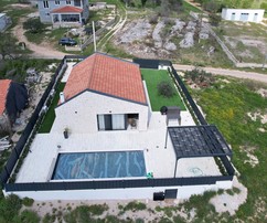 Parterowy dom z kamienia na sprzedaż w Danilo Biranj