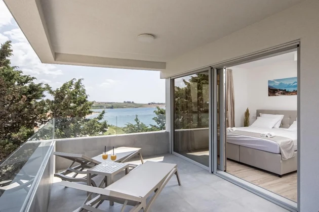 Pag, Povljana, first row to the sea, furnished three-level apartment, 95 m²