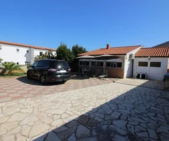 Casa de una planta con garaje, segunda fila al mar
