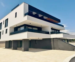 NEUE WOHNUNG MIT GARTEN, IN ATTRAKTIVER LAGE, 400 M VOM MEER ENTFERNT!