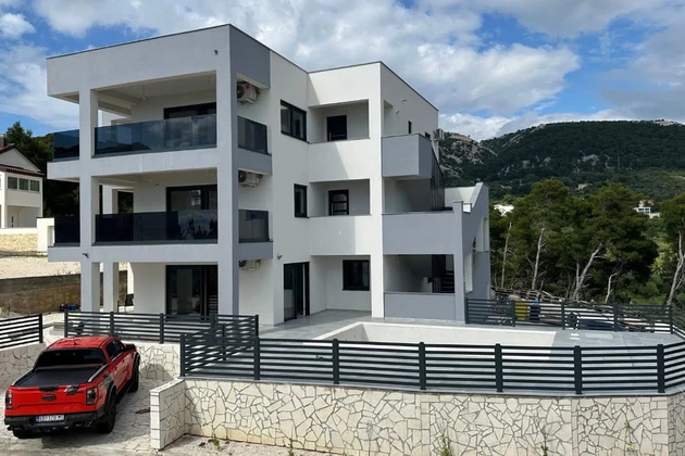 Luxusný byt s bazénom na predaj na ostrove Rab v Chorvátsku