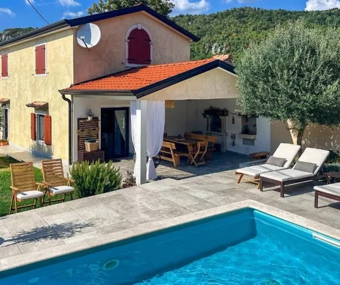 Lupoglav, Istria – Casa in pietra ristrutturata con piscina