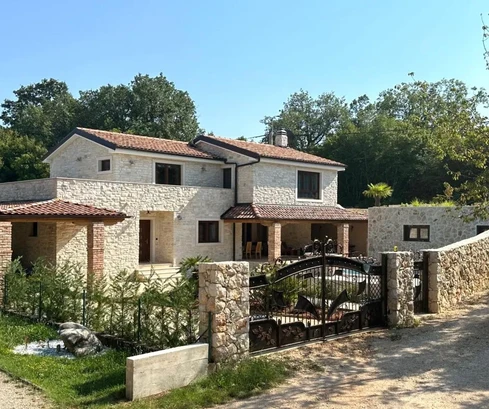 KŐBŐL ÉPÜLT MEDITERRÁN VILLA FŰTÖTT MEDENCÉVEL ÉS KERTTEL, 1000 M-RE A TENGERTŐL!