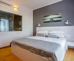 Luksusowa willa na sprzedaż w Kašteli z widokiem na morze w Chorwacji