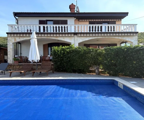 VILLETTA BIFAMILIARE CON DUE UNITÀ ABITATIVE E PISCINA, A 350 M DALLA SPIAGGIA!