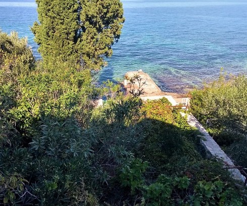 Tradizionale casa in pietra sul mare con cortile a Brac in vendita