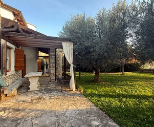Istra, Buje: Šarmantna kamena kuća s vrtom