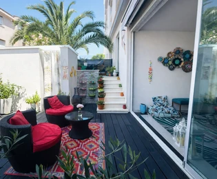 Njivice - apartamento con jardín cerca del mar