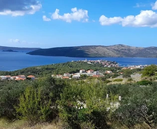 Seget G., terrain constructible de 749 m2 avec vue sur la mer, à 1 km de la mer