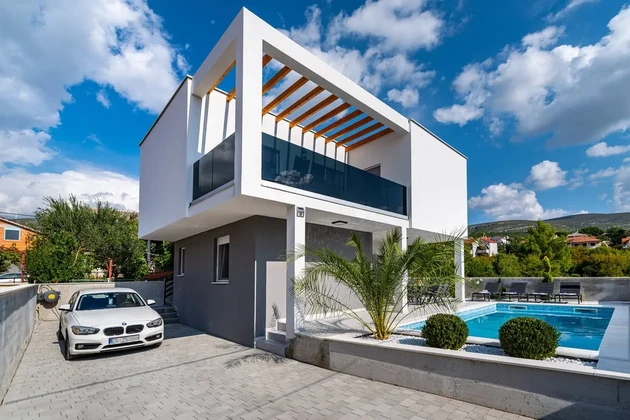 Moderní dům s bazénem a 2 apartmány, 200 m od moře