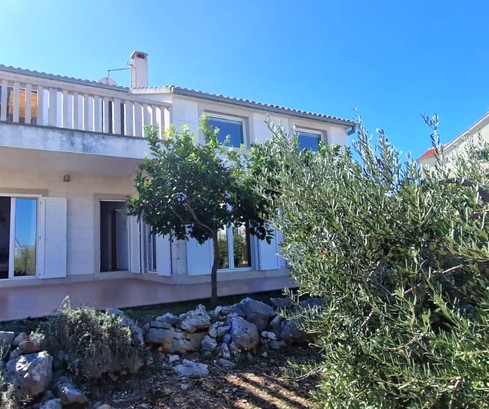 Spacious Family Home with Lush Gardens in Brac