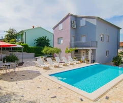 Medulin, Banjole : Superbe maison multi-appartements avec piscine et jacuzzi à vendre