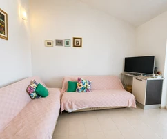 Malinska - apartamento con jardín y vista al mar