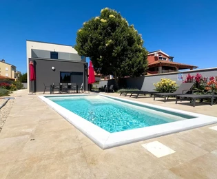 Casa moderna con piscina disponible en Ližnjan, Croacia