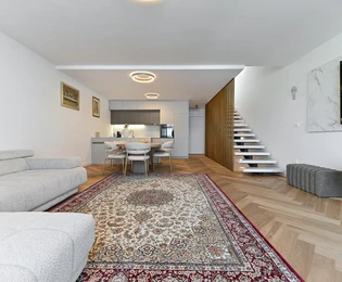 Podstrana, appartement de luxe meublé sur plusieurs niveaux avec jardin et terrasse sur le toit