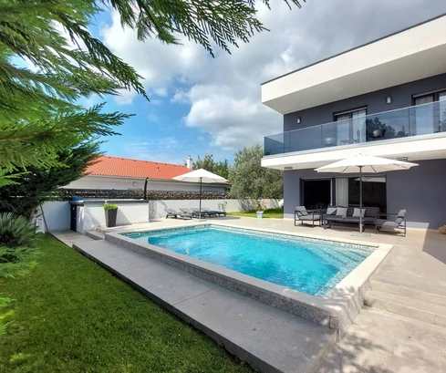 Nowoczesna willa z basenem na sprzedaż w Ližnjanie w Chorwacji