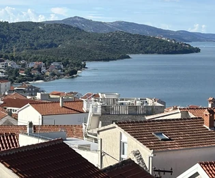 Trogir, Okrug Gornji, Apartment S5 im zweiten Stock mit einer Fläche von 76 m² und Dachterrasse