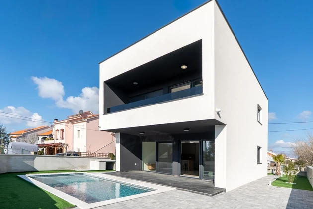 Zadar, Privlaka, moderne Villa mit Pool, Neubau, 300m vom Meer entfernt