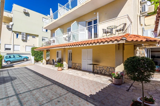Tengerhez közeli apartmanház eladó Baška Vodán Horvátországban