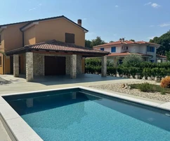 VILLA ATTRAENTE CON PISCINA E AMPIO GIARDINO, IN UNA ZONA TRANQUILLA!