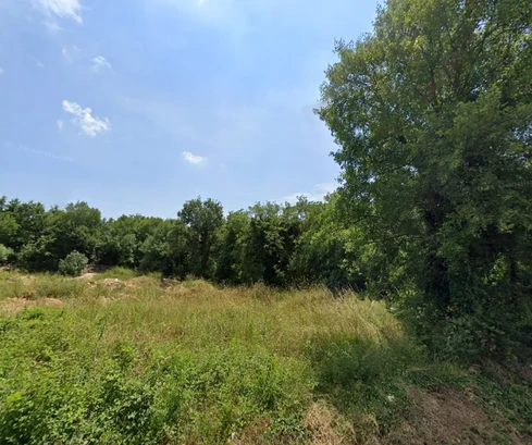 Istrie, Marčana : Terrain constructible près de la mer