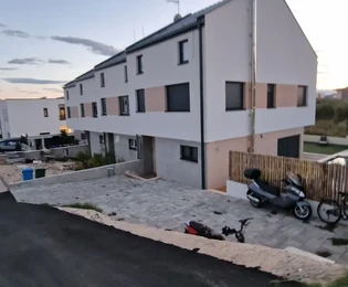 Trogir, dreistöckige 4-Zimmer-Wohnung, 137 m2, im Reihenhauscharakter, Neubau