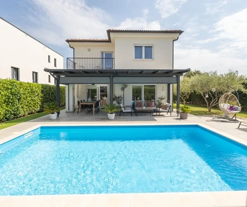 Poreč, Rosini, moderná a elegantná rodinná vila s bazénom a výhľadom na more