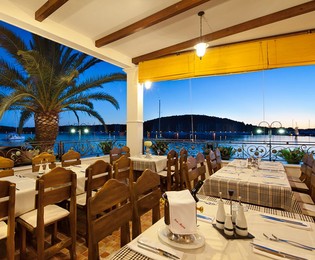 Charmante Immobilie direkt am Meer mit Restaurant in Rogoznica